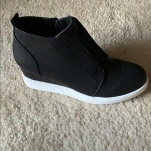 Black wedge sneakers
